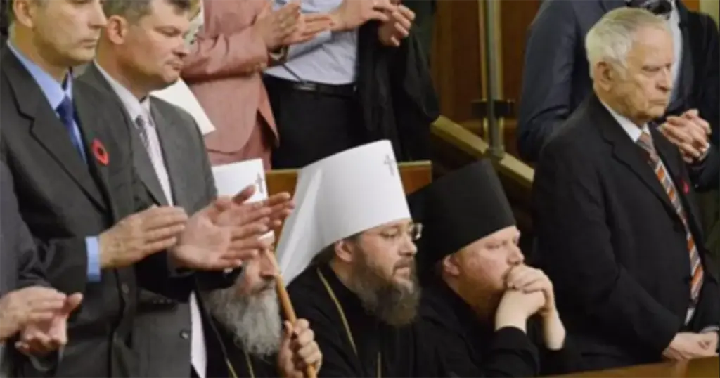 Tokom govora predsjednika Petra Porošenka 2015. godine, mitropolit Onufrije nije ustao zajedno s ostalima kada su spomenuti ukrajinski vojnici