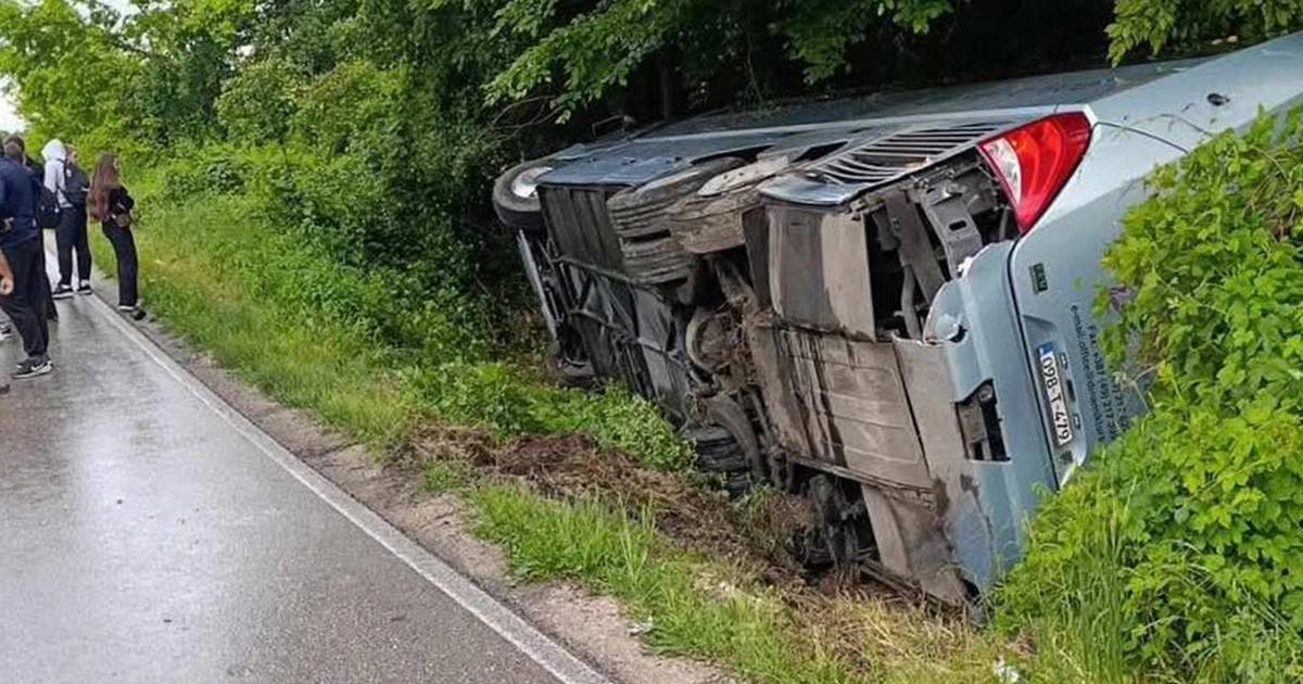 Teški udes u BiH: Autobus se prevrnuo, automobil smrskan. Dvije osobe povrijeđene
