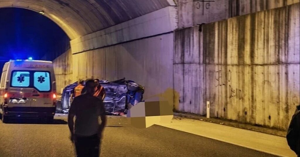 Automobil sa nadvožnjaka pao na autoput
