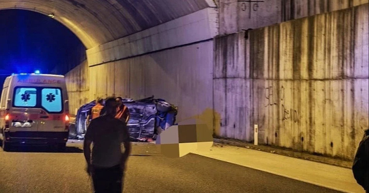 Automobil sa nadvožnjaka pao na autoput