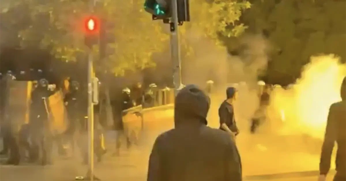 Žestoki sukobi policije i demonstranata širom Beograda: Lete suzavci, baklje, topovski udari…