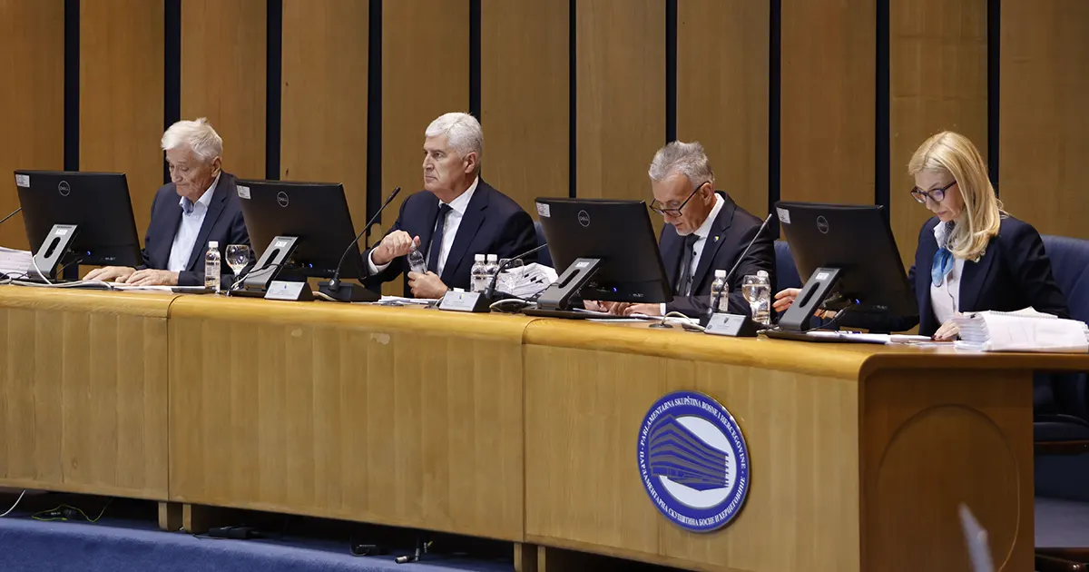 Počela hitna sjednica Doma naroda PSBiH, samo jedan delegat fali. Na dnevnom redu 14 tačaka