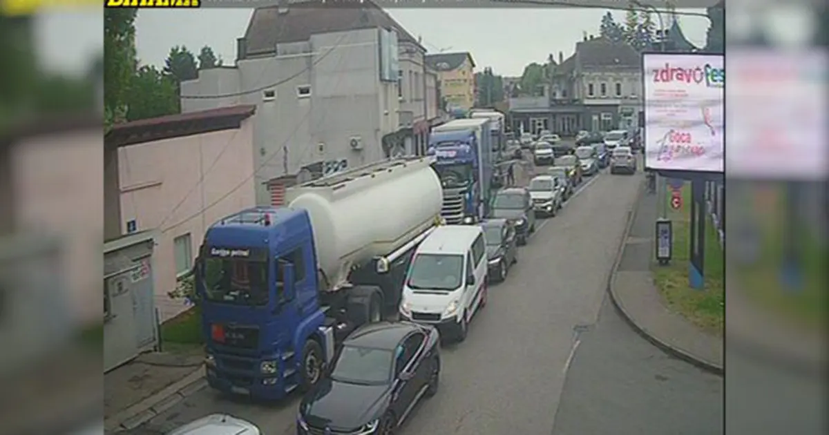 Duga kolona vozila na izlazu iz Bosne i Hercegovine na graničnom prijelazu Gradiška