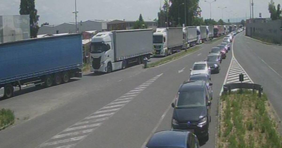 Duge kolone na granicama: Evo gdje su najveće gužve