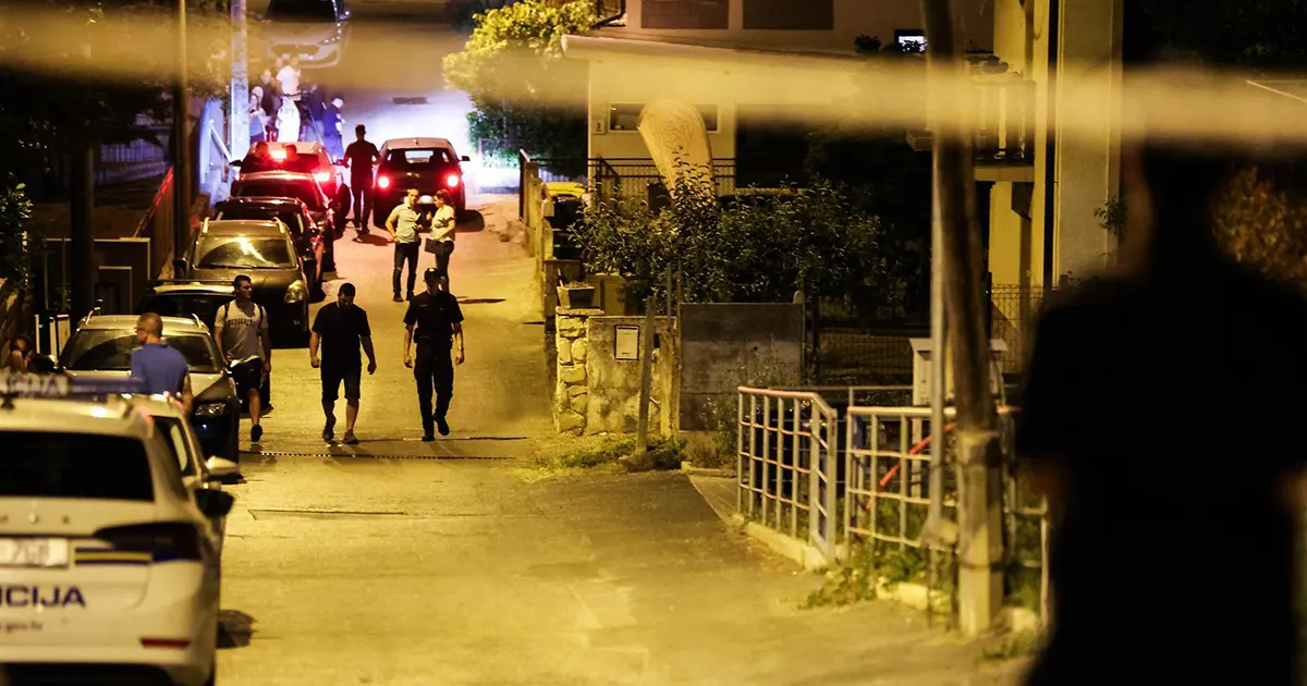 Mladić (19) koji je dostavljao hranu ubijen na terasi kuće. Ubica je poznat policiji i u bijegu je