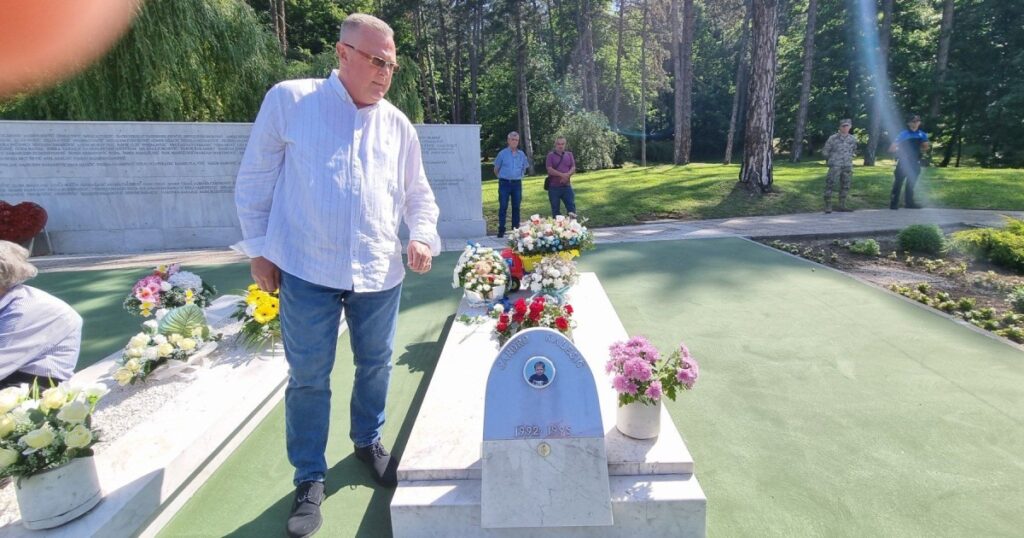 Dan žalosti u znak sjećanja na stradanje civila 25. maja 1995. godine na tuzlanskoj Kapiji