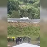 Zaustavio automobil na autoputu da gleda koridu