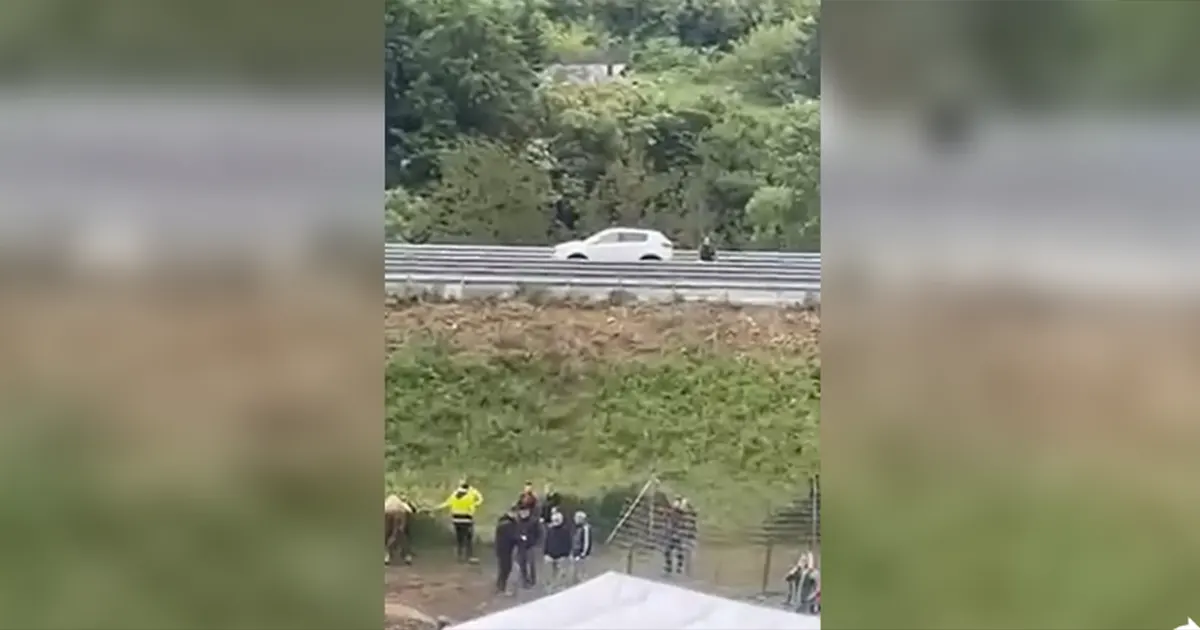 Zaustavio automobil na autoputu da gleda koridu