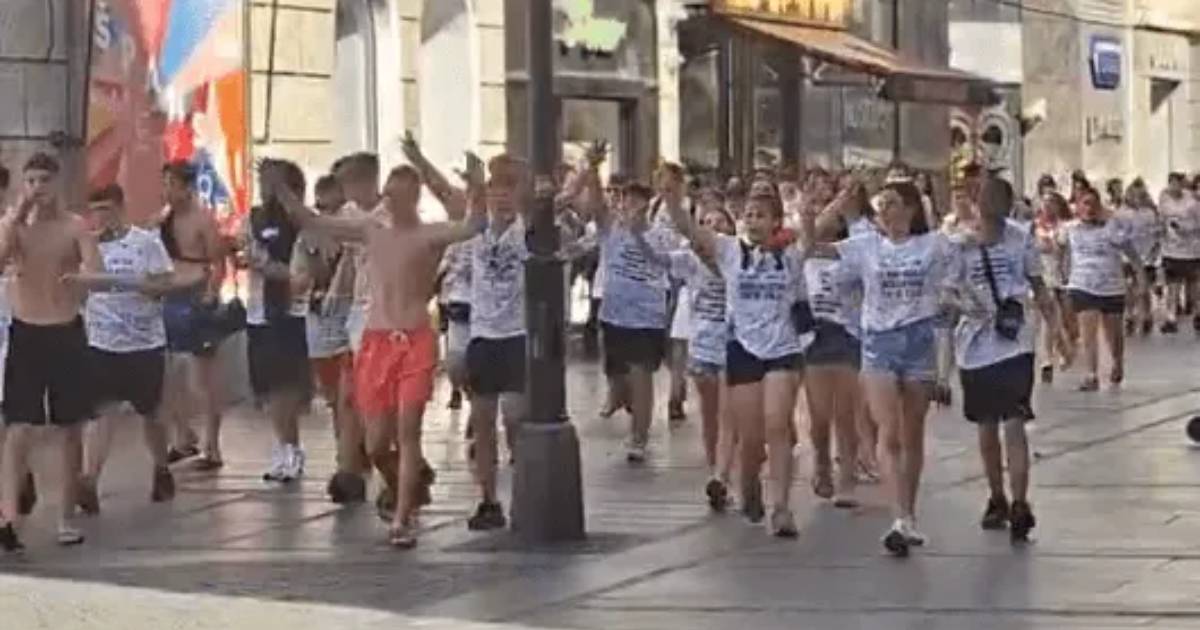 Maturanti skandirali ime Ratka Mladića u centru Beograda