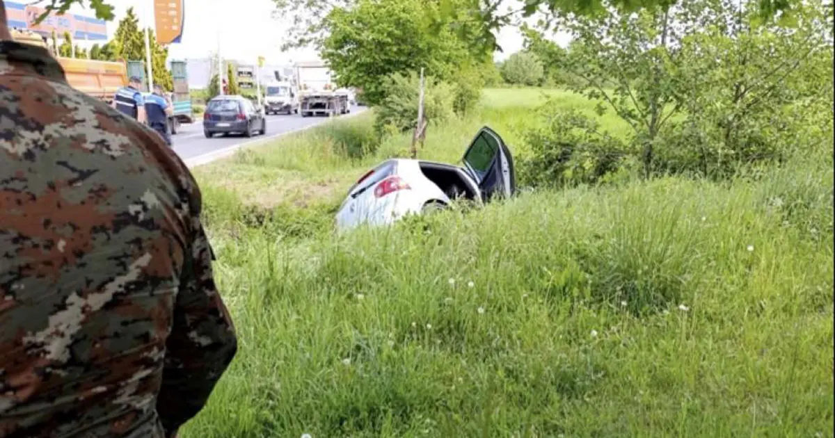 EUFOR-ova patrola spasila dvije osobe iz saobraćajne nesreće na cesti Gračanica-Tuzla