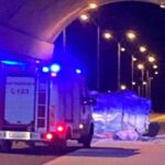 Automobil pao sa nadvožnjaka na autoput