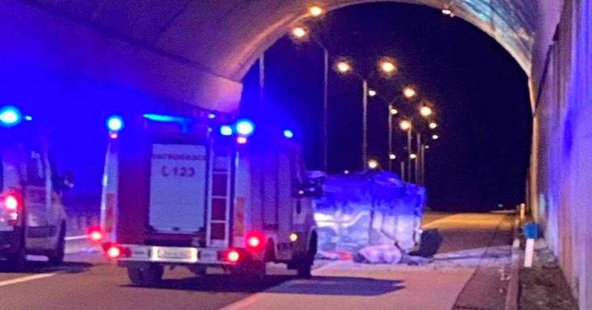 Automobil pao sa nadvožnjaka na autoput