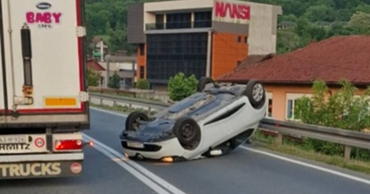 Vozilo se prevrnulo na magistralnoj cesti, saobraćaj otežan