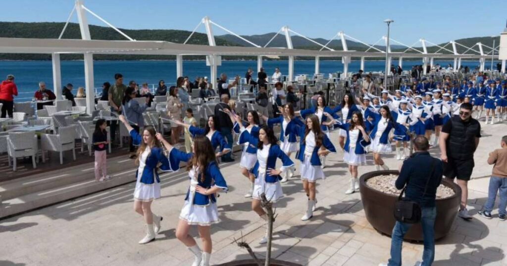 Neum uz veliki broj gostiju, mažoretkinje i srdele najavio početak turističke sezone