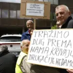 Bivši radnici Krivaje pred zgradom Vlade FBiH