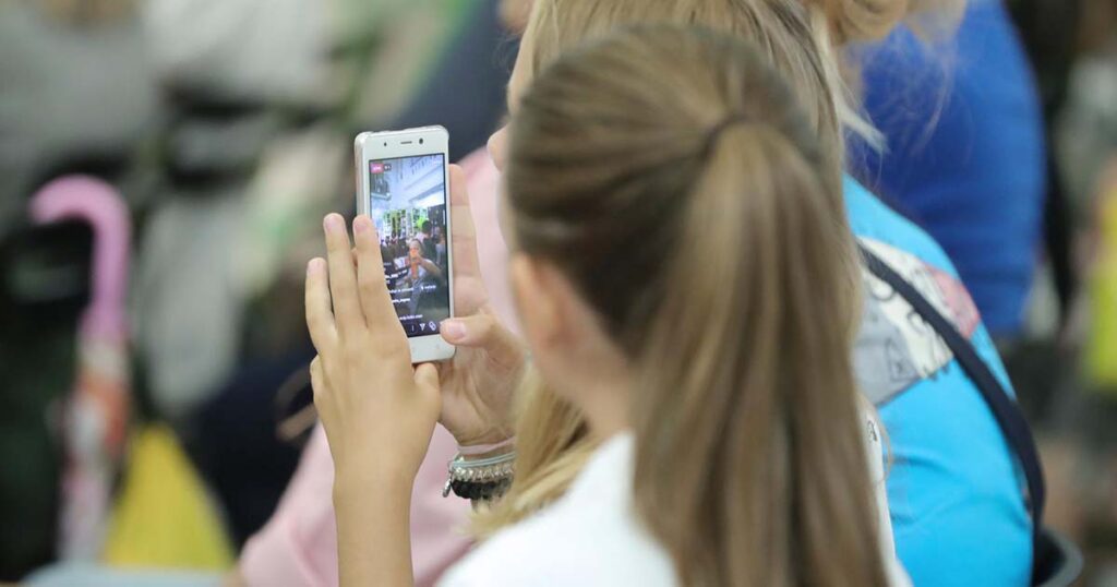 Škola u BiH zabranila učenicima mobitele