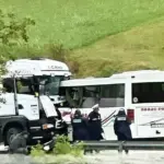 Težak sudar kamiona i autobusa