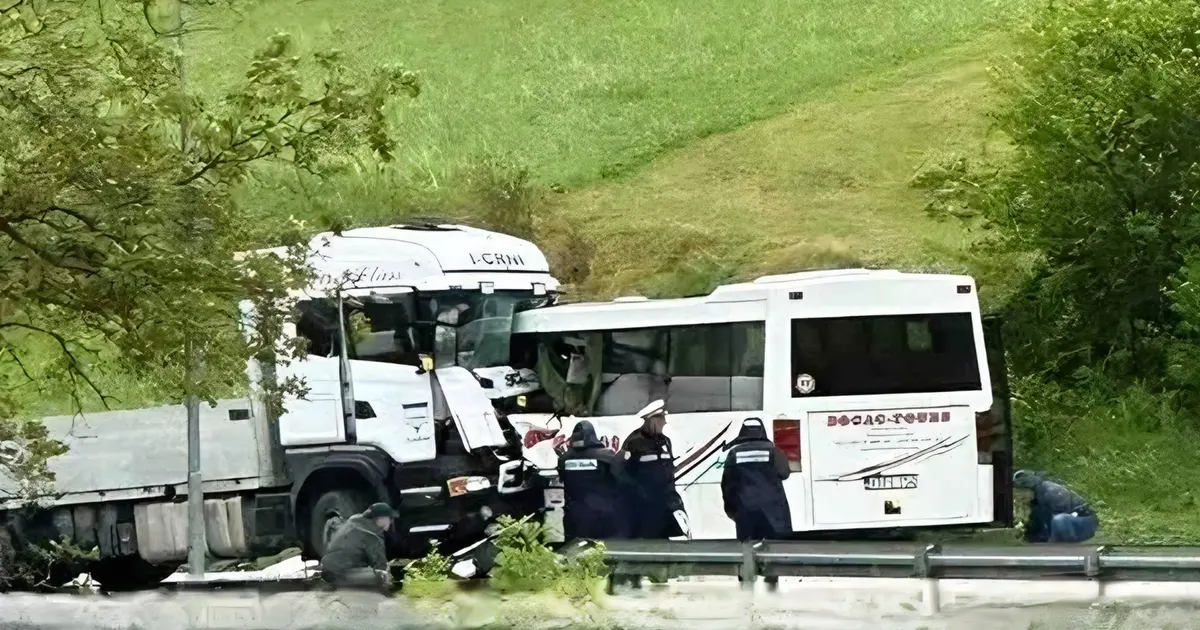 Težak sudar kamiona i autobusa