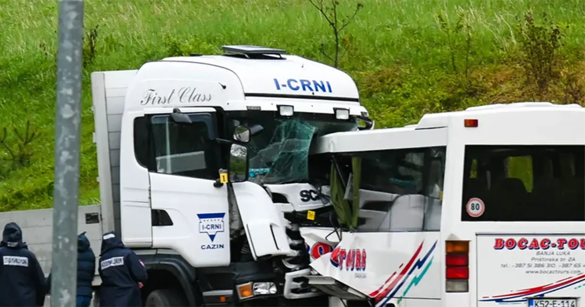 Stravičan sudar kamiona i autobusa, poginula jedna osoba