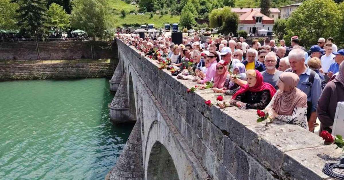 Godišnjica zločina u Višegradu: Tri hiljade ruža spušteno u rijeku Drinu
