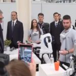 Aleksandar Vučić i roboti