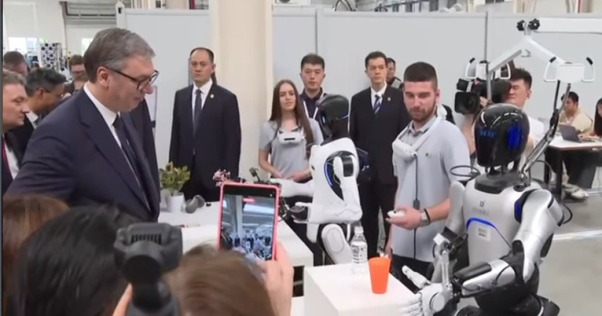 Aleksandar Vučić i roboti