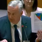 Zlatko Lagumdžija pokazuje kartu podinjene BiH