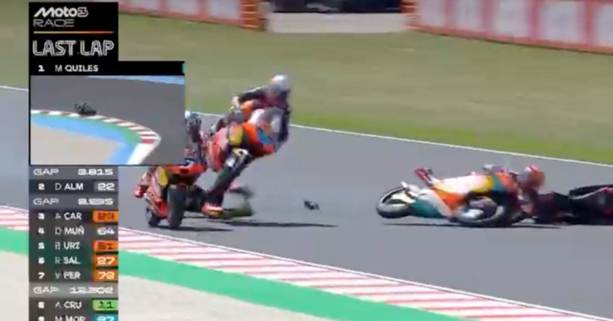Teška nesreća na moto utrci: Vozač pao na stazu, drugi ga pr