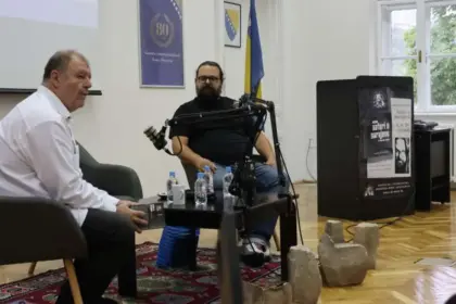 Predstavljen roman 'Safari u Sarajevu-kako ubiti vampira' Andreja Nikolaidisa
