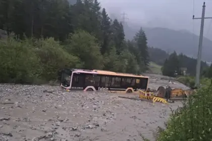 Bujica blata nosila autobus u Austriji