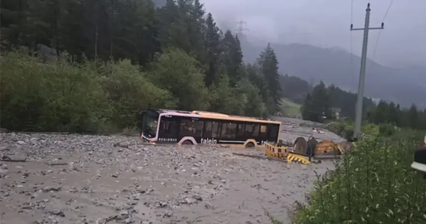 Bujica blata nosila autobus u Austriji