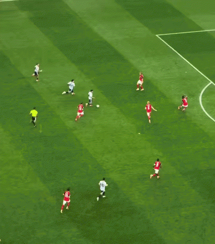 Lionel Messi slavi postiže gol protiv Austrije