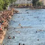 Parižani se kupaju u kanalu Saint-Martin uslijed velikih vrućina