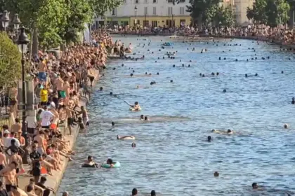 Parižani se kupaju u kanalu Saint-Martin uslijed velikih vrućina