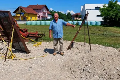 Ibrahim pokazuje mjesto gdje je pronašao minu
