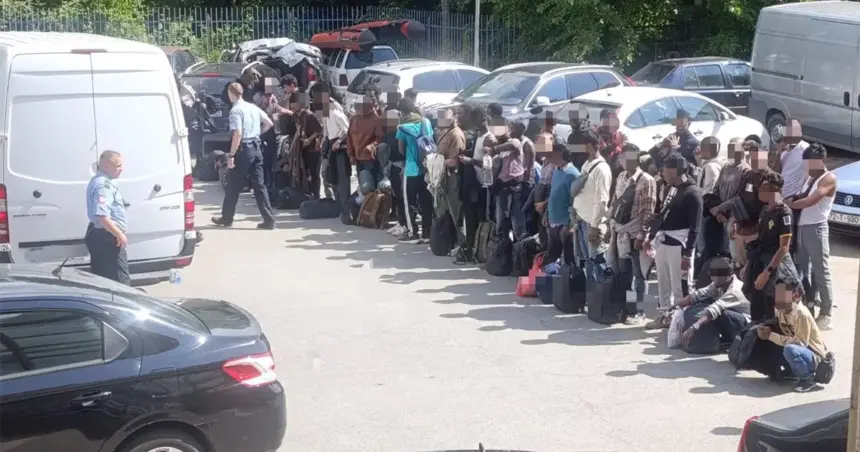 Policija našla 51 osobu u kombiju