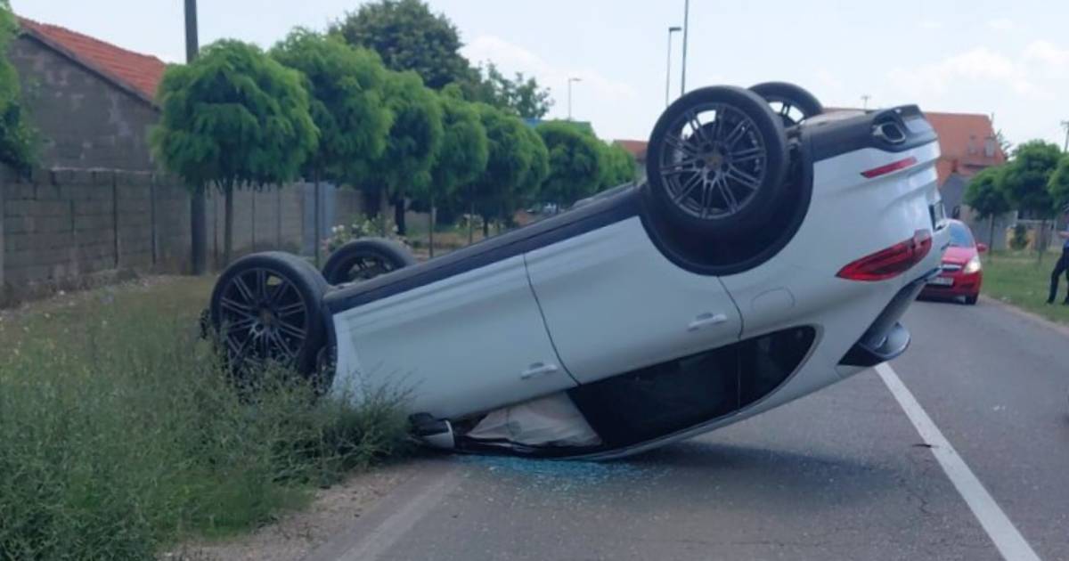 Teška nesreća: Automobil udario u banderu pa završio na krovu