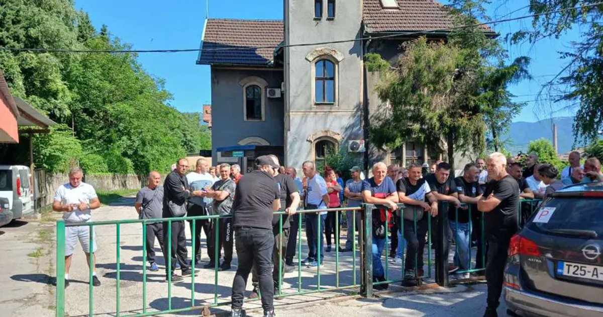 Zenički rudari dobili topli obrok za mart te plaću za april, a na naplatu pristigla i majska plaća