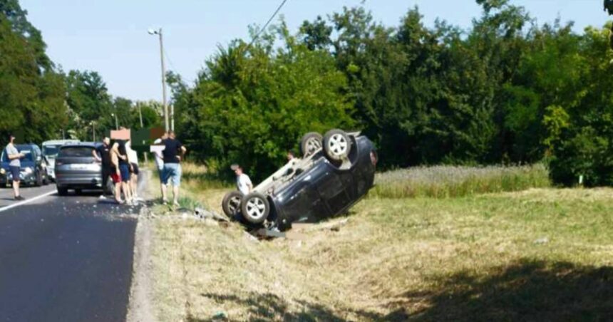 saobraćajna nesreća auto na krovu