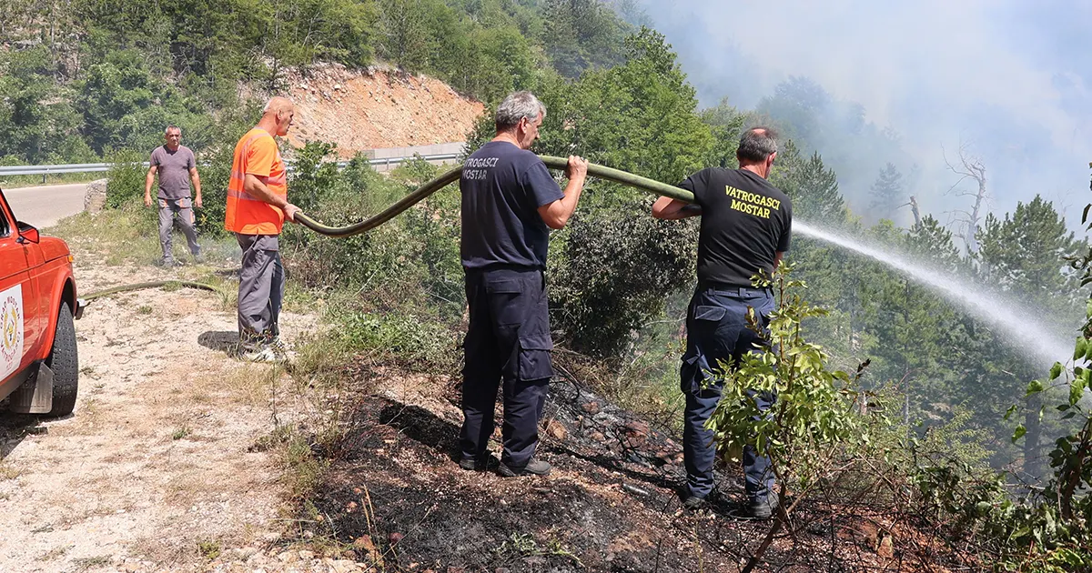 Dva velika požara u Hercegovini, gori na Rujištu i kod Konjica. Jak vjetar otežava borbu s vatrom