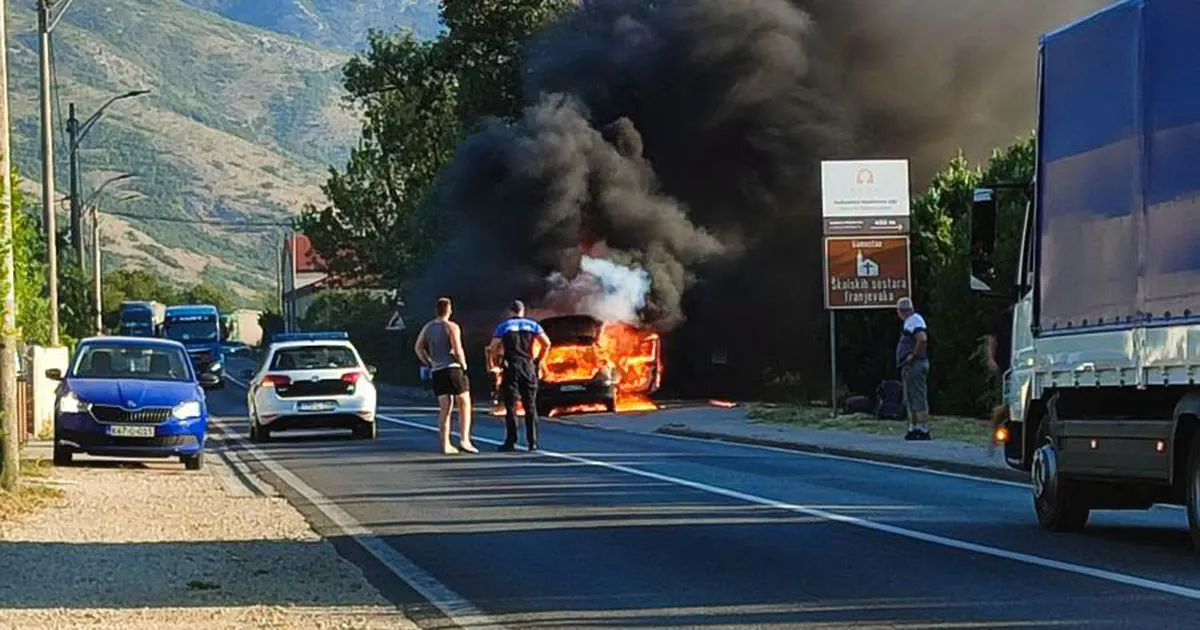 Haos na M-17: Automobil potpuno izgorio na cesti, stvorene ogromne kolone