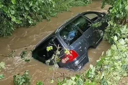 Automobilom sletio u rijeku Kreševčicu, život mu spasili policijski službenici