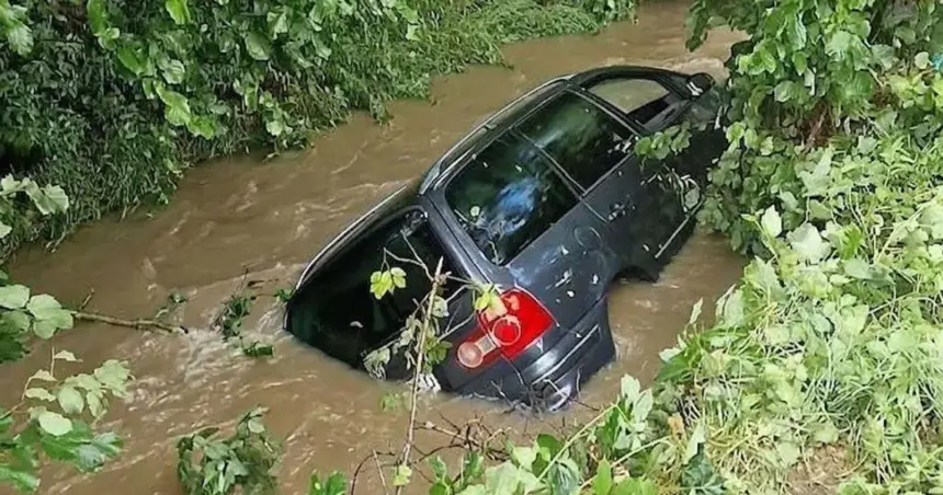 Automobilom sletio u rijeku Kreševčicu, život mu spasili policijski službenici