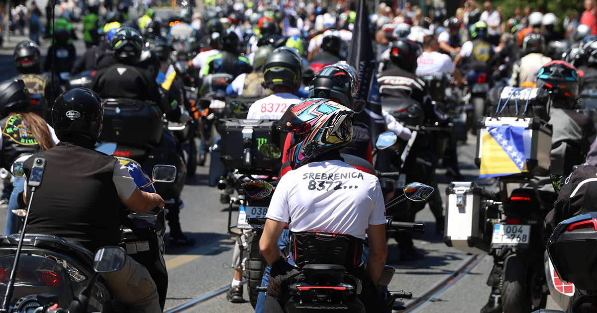 Hiljade učesnika 15. Moto maratona krenulo prema Srebrenici. U Sarajevu položili cvijeće