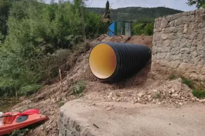 Cijevi velikog promjera u koritu rijeke Bunice