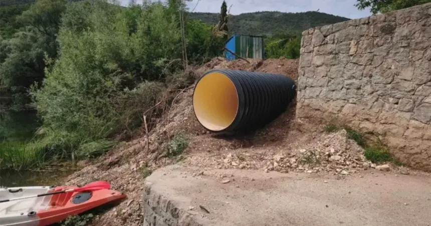 Cijevi velikog promjera u koritu rijeke Bunice