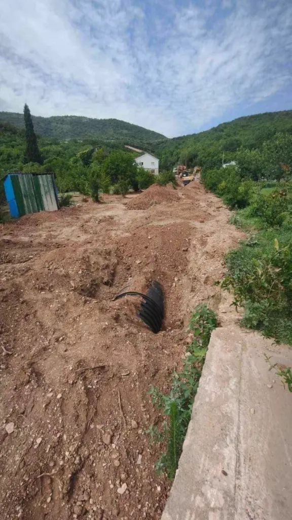 Cijevi velikog promjera u koritu rijeke Bunice (Foto: Hercegovina.info)