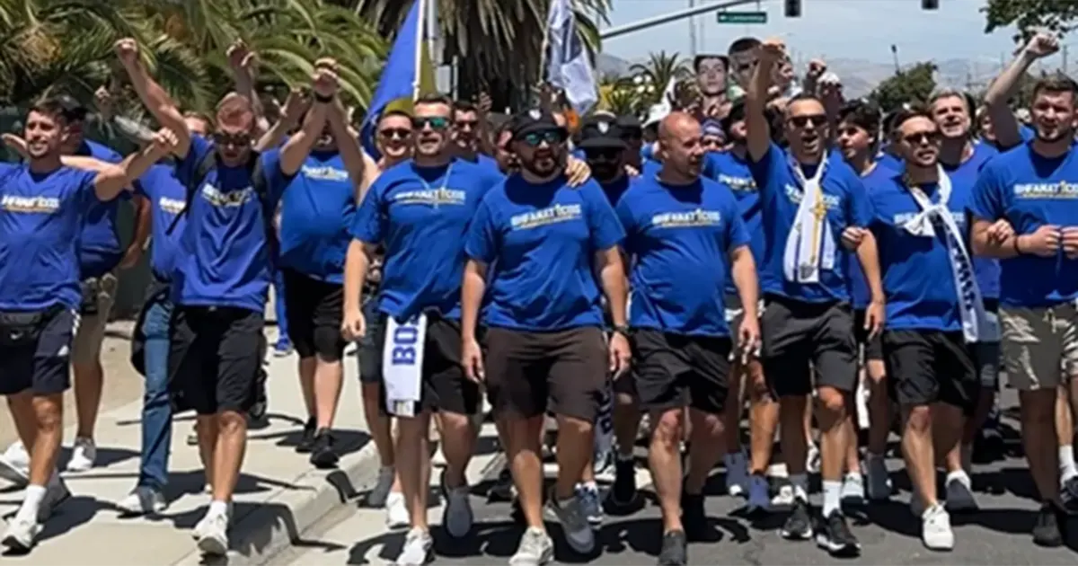Nestvarni prizori: BH Fanaticosi u korteu krenuli ka stadionu i pjevaju Halidove “ljiljane”
