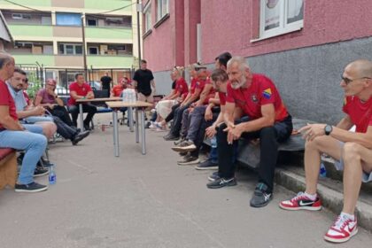Članovi GSS-a Zenica ispred svoje stanice u tišini čekaju vijesti iz Rusije