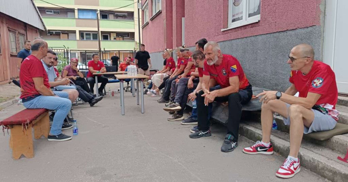 Kemal je otišao po pomoć, Haris je ostao uz kolege
